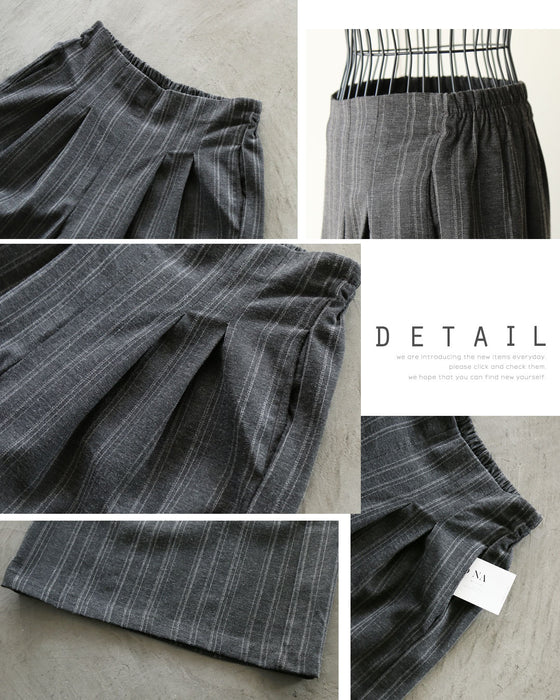 ナチュラルな風合いが魅力の、縦ライン柄タックパンツ。