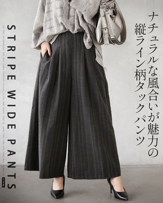 ナチュラルな風合いが魅力の、縦ライン柄タックパンツ。