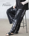 静かに映える、大人の花柄。モードフラワーワイドパンツ