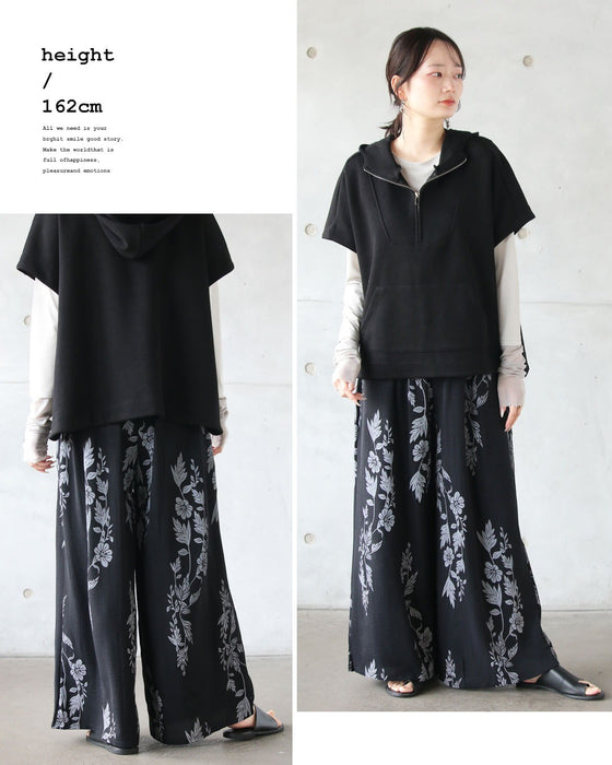 静かに映える、大人の花柄。モードフラワーワイドパンツ