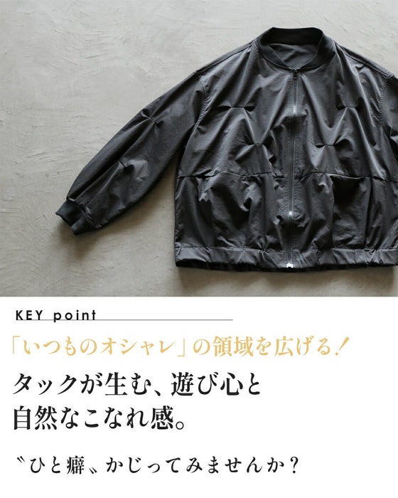 タックで魅せる、洗練ブルゾン