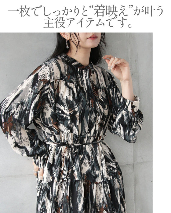 一枚で完成する、アートを纏うモードワンピース