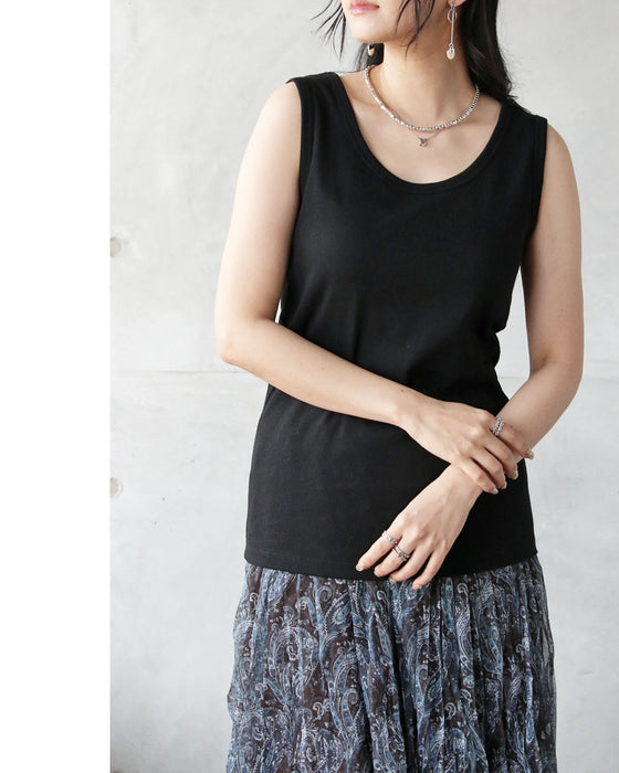 前後で表情を変える。大人のための2wayリブタンクトップ