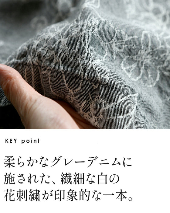 甘すぎない花刺繍。こなれるバルーンシルエットデニム