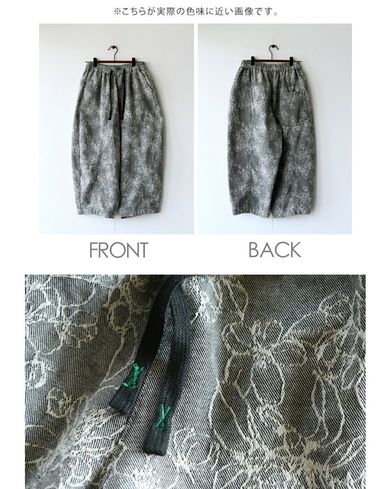 甘すぎない花刺繍。こなれるバルーンシルエットデニム