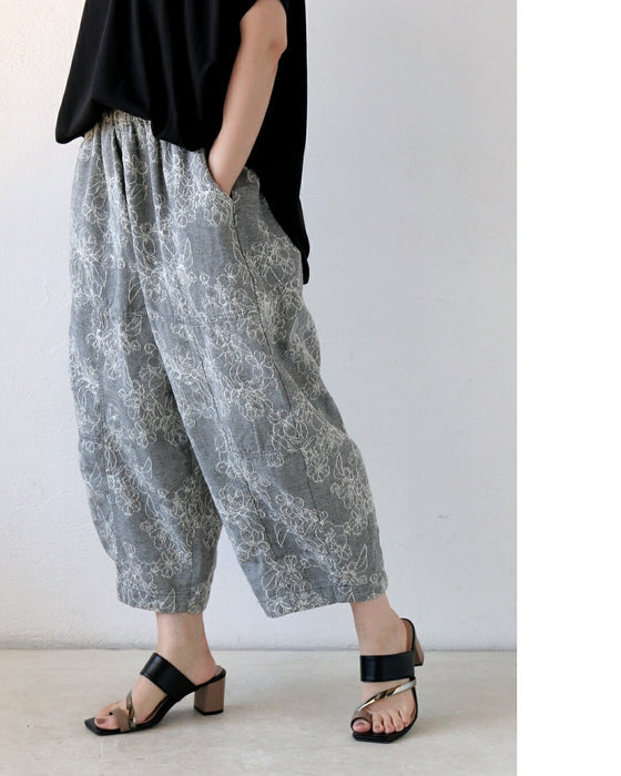 甘すぎない花刺繍。こなれるバルーンシルエットデニム