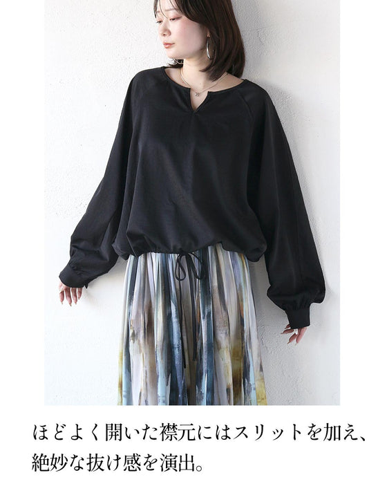 裾で変わるシルエット。アレンジ自在の黒ブラウス