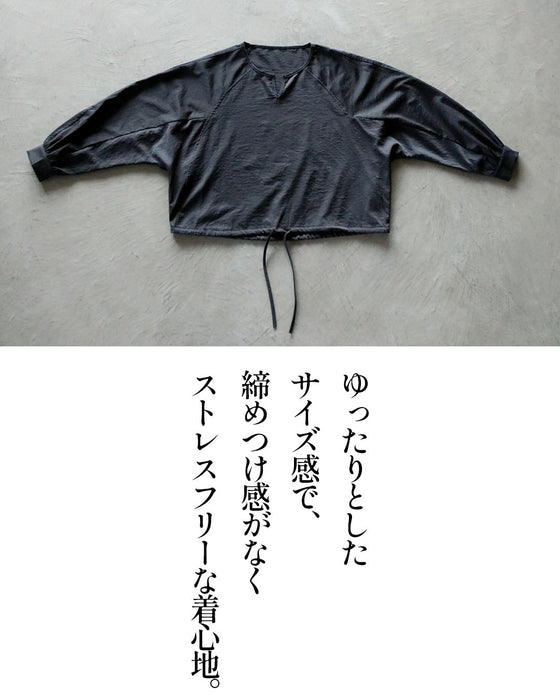 裾で変わるシルエット。アレンジ自在の黒ブラウス
