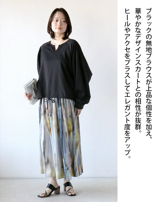 裾で変わるシルエット。アレンジ自在の黒ブラウス