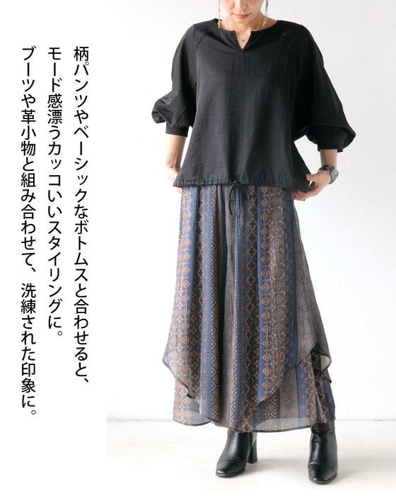 裾で変わるシルエット。アレンジ自在の黒ブラウス