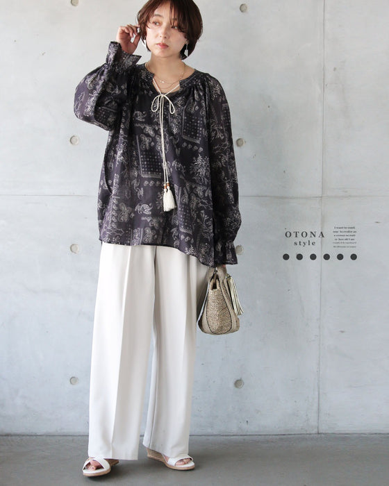 風をはらんで美しく。エアリー・ペイズリーブラウス