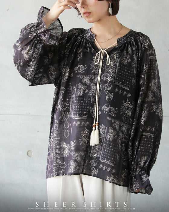 風をはらんで美しく。エアリー・ペイズリーブラウス