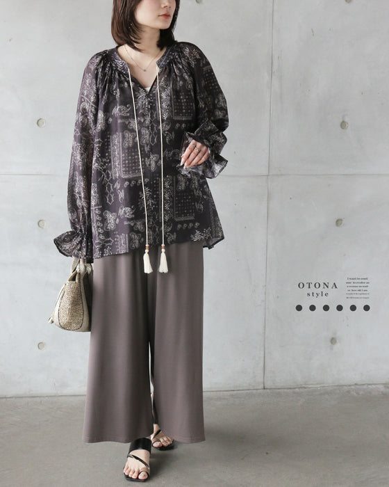 風をはらんで美しく。エアリー・ペイズリーブラウス