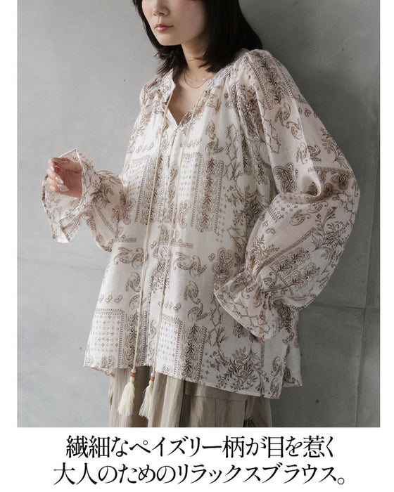 風をはらんで美しく。エアリー・ペイズリーブラウス