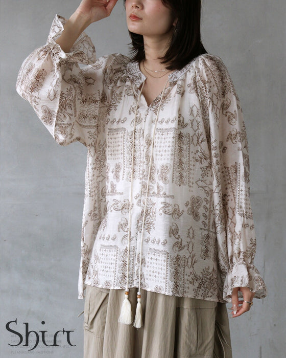 風をはらんで美しく。エアリー・ペイズリーブラウス