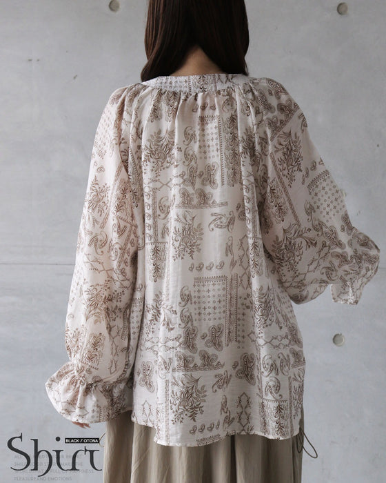 風をはらんで美しく。エアリー・ペイズリーブラウス