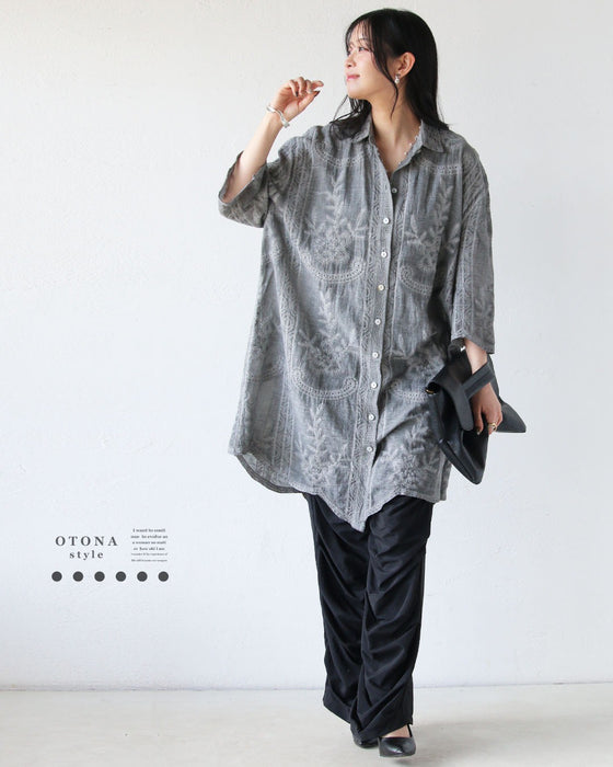 甘さを抑えた上品さ、刺繍で魅せるグレーシャツ