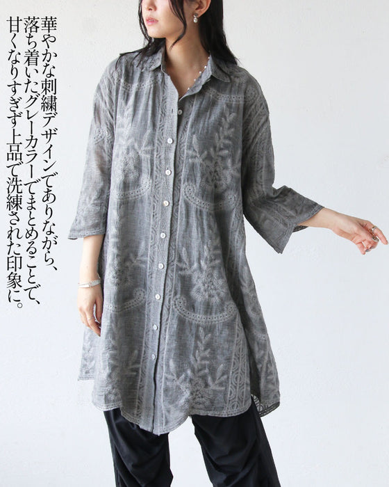 甘さを抑えた上品さ、刺繍で魅せるグレーシャツ