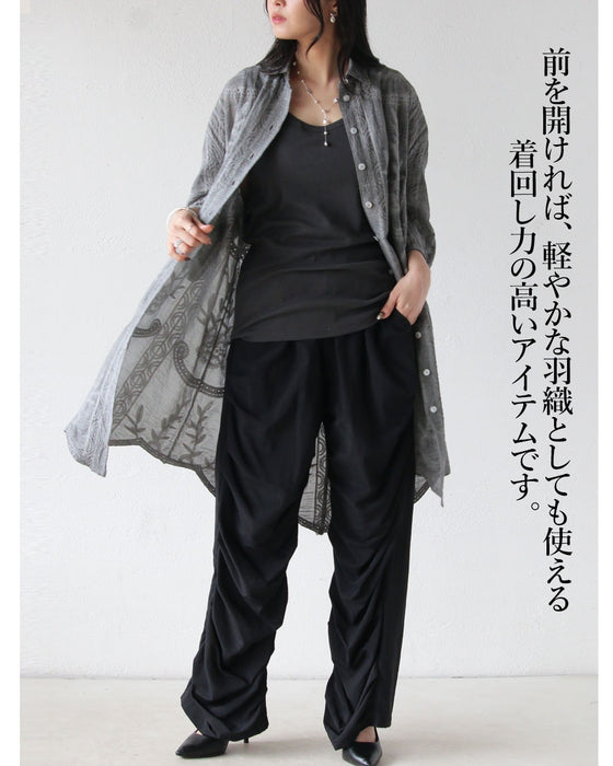 甘さを抑えた上品さ、刺繍で魅せるグレーシャツ