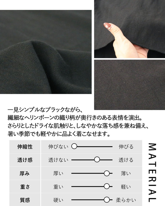 美しいネックラインが映える。大人のブラックワンピース