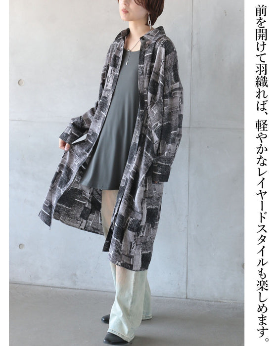 流れるようなシルエットで魅せる、モード柄ロングシャツ