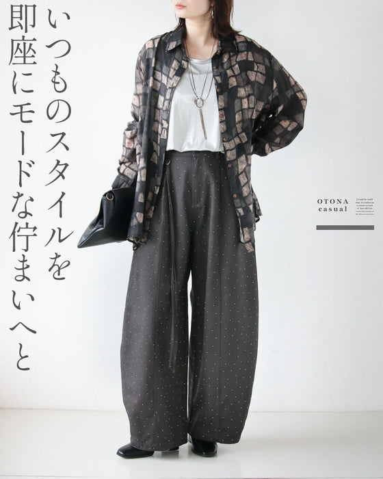 静寂な黒に一癖のアクセント 煌めくブラックパンツ