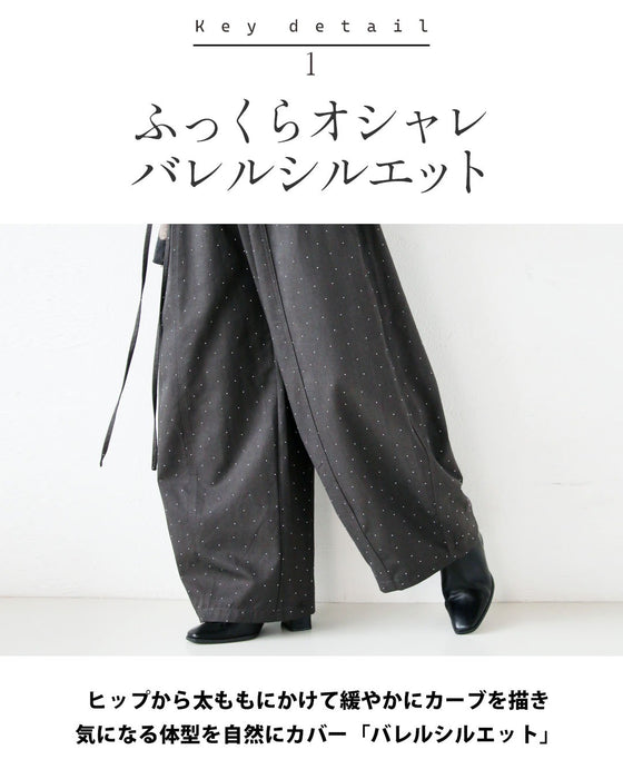静寂な黒に一癖のアクセント 煌めくブラックパンツ