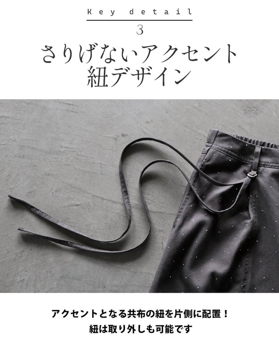 静寂な黒に一癖のアクセント 煌めくブラックパンツ