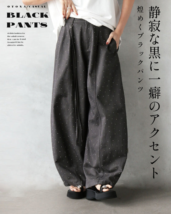 静寂な黒に一癖のアクセント 煌めくブラックパンツ