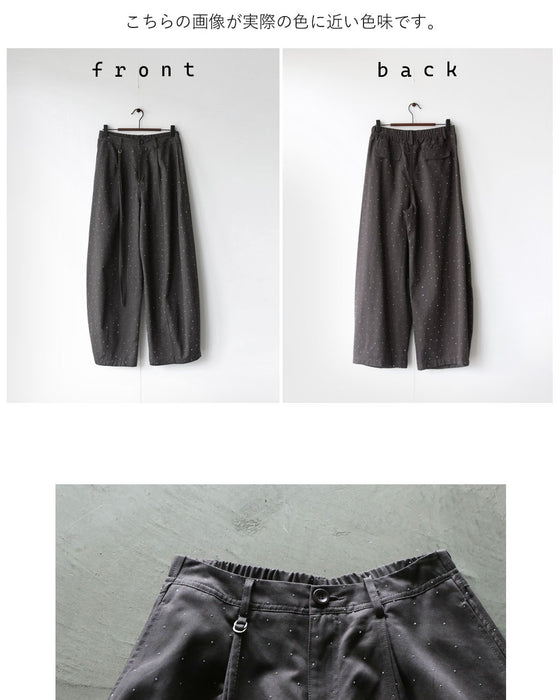 静寂な黒に一癖のアクセント 煌めくブラックパンツ