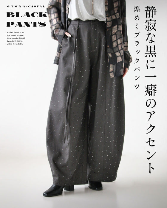 静寂な黒に一癖のアクセント 煌めくブラックパンツ
