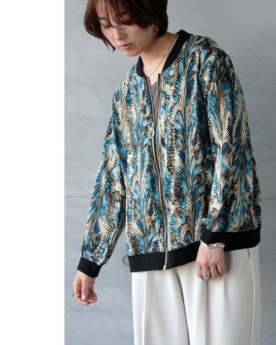 クールに映えるライトなフェザー柄ブルゾン