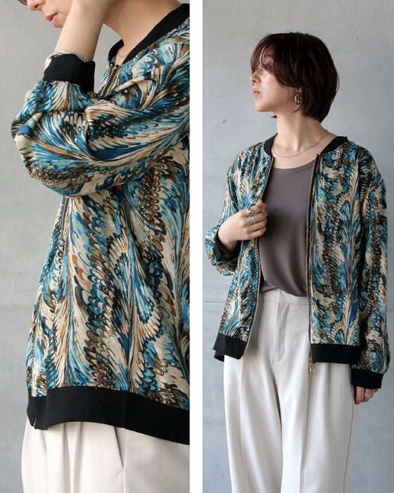 クールに映えるライトなフェザー柄ブルゾン