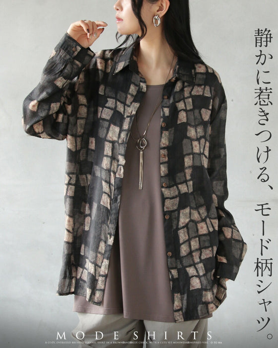 静かに惹きつける、モード柄シャツ