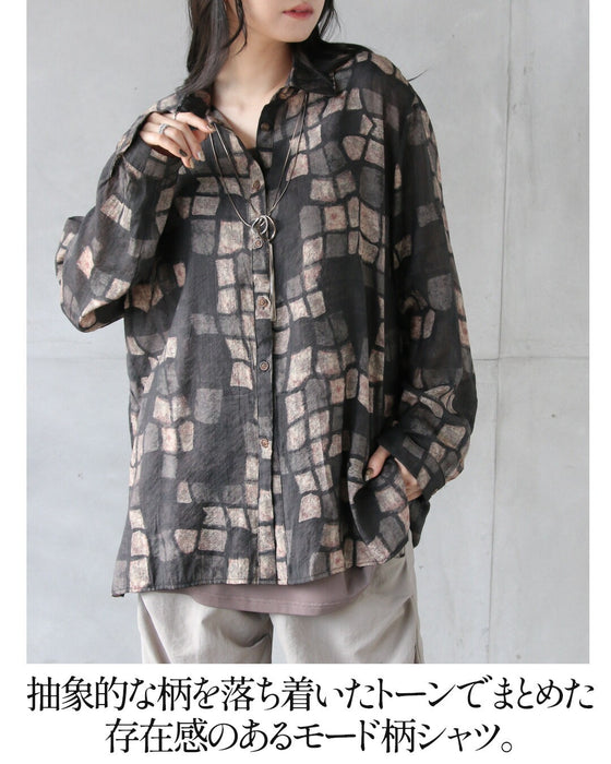 静かに惹きつける、モード柄シャツ