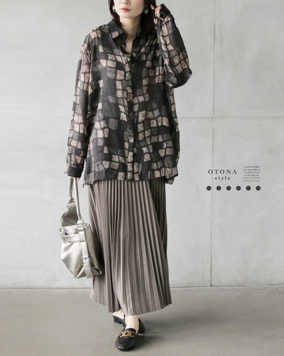 静かに惹きつける、モード柄シャツ