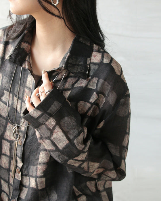 静かに惹きつける、モード柄シャツ