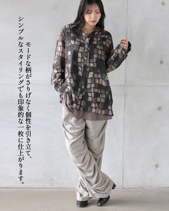 静かに惹きつける、モード柄シャツ