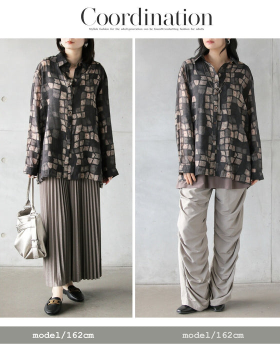静かに惹きつける、モード柄シャツ