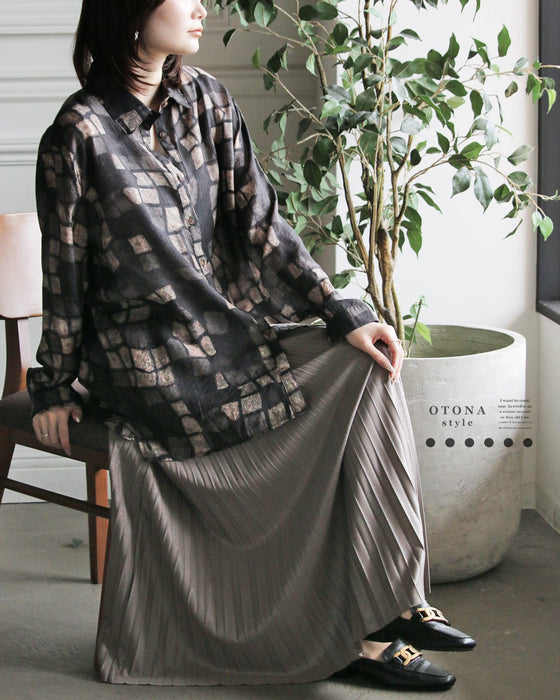 静かに惹きつける、モード柄シャツ