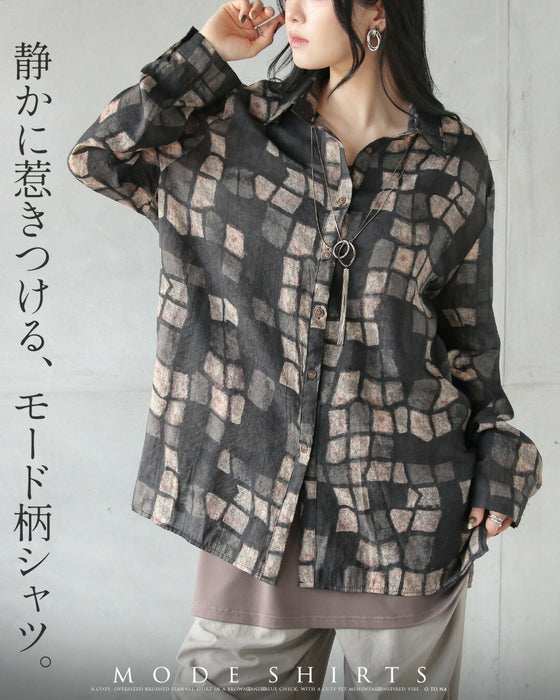 静かに惹きつける、モード柄シャツ
