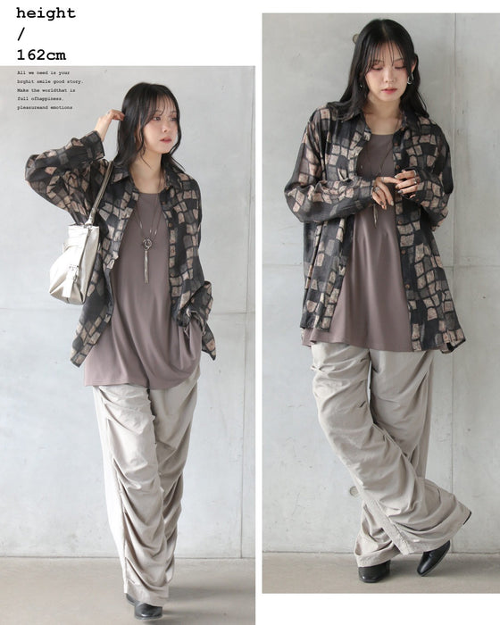 静かに惹きつける、モード柄シャツ