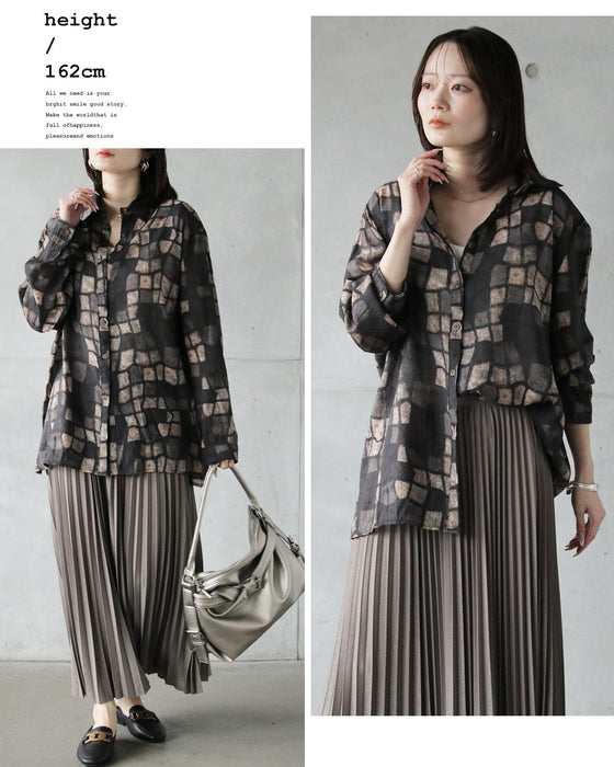 静かに惹きつける、モード柄シャツ