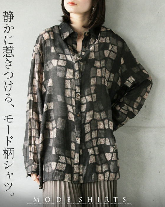 静かに惹きつける、モード柄シャツ