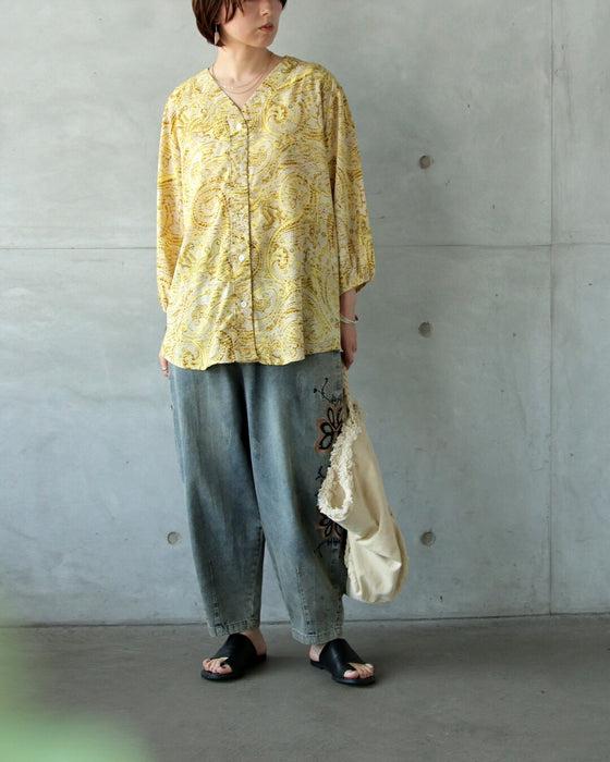 凛とした美しさを纏う。上品ペイズリー柄ブラウス