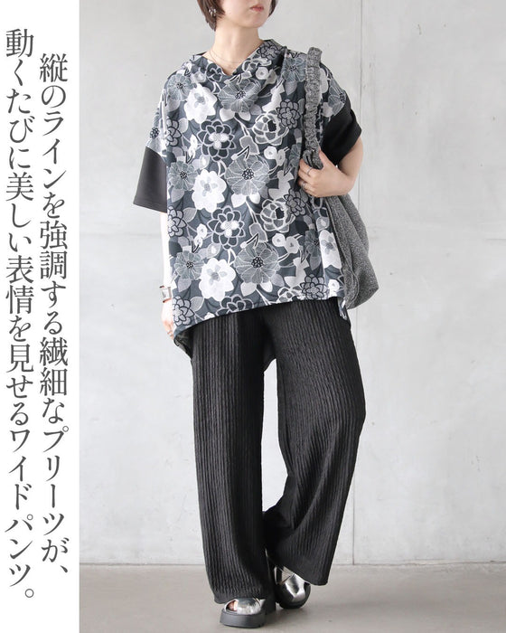 涼やかさと品格を両立。脚を出さない派のプリーツパンツ