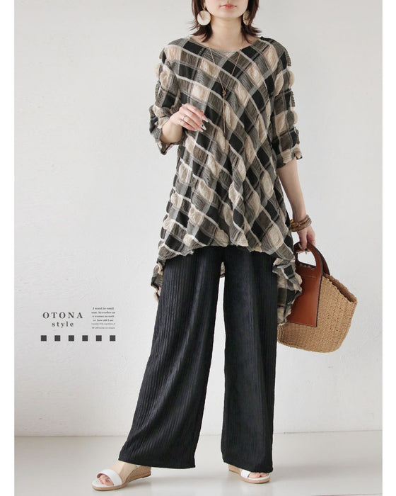 涼やかさと品格を両立。脚を出さない派のプリーツパンツ