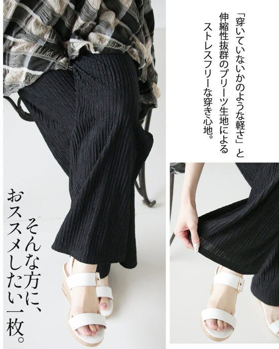 涼やかさと品格を両立。脚を出さない派のプリーツパンツ