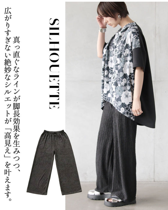 涼やかさと品格を両立。脚を出さない派のプリーツパンツ