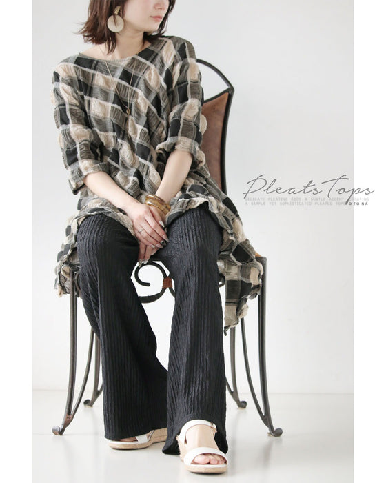 涼やかさと品格を両立。脚を出さない派のプリーツパンツ